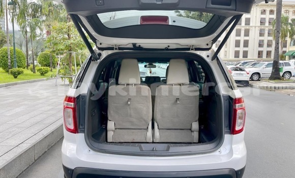 Buy Used Ford Explorer White Car in Phnom Penh in Phnom Penh Buy Used Ford Explorer White Car in Phnom Penh in Phnom Penh