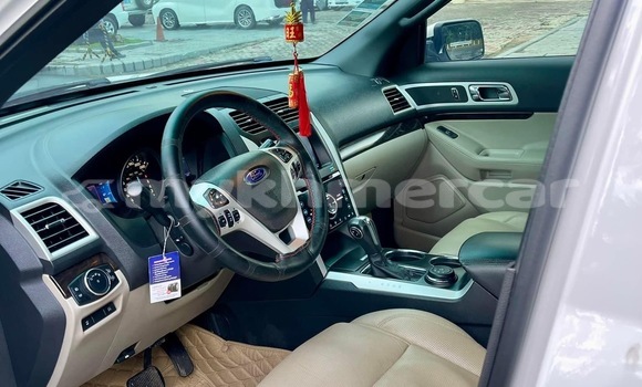 Buy Used Ford Explorer White Car in Phnom Penh in Phnom Penh Buy Used Ford Explorer White Car in Phnom Penh in Phnom Penh