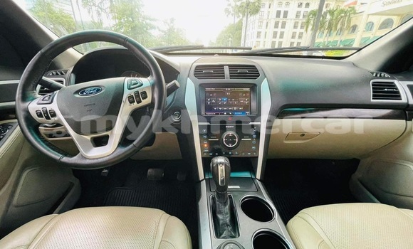 Buy Used Ford Explorer White Car in Phnom Penh in Phnom Penh Buy Used Ford Explorer White Car in Phnom Penh in Phnom Penh