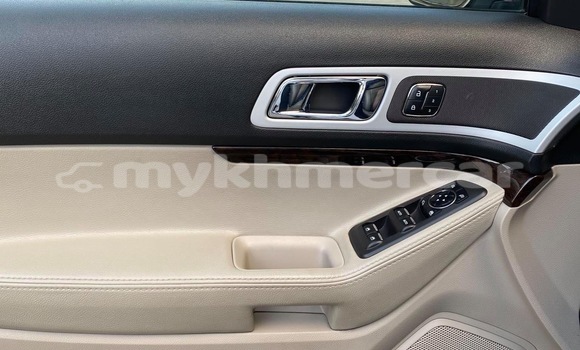 Buy Used Ford Explorer White Car in Phnom Penh in Phnom Penh Buy Used Ford Explorer White Car in Phnom Penh in Phnom Penh