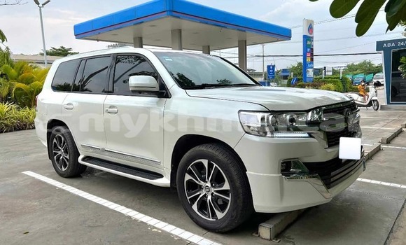 Buy Used Toyota Land Cruiser White Car in Phnom Penh in Phnom Penh Buy Used Toyota Land Cruiser White Car in Phnom Penh in Phnom Penh