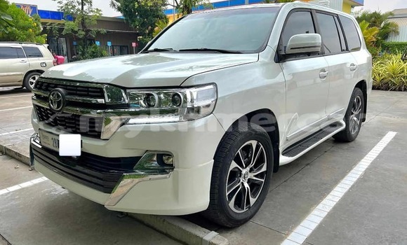 Buy Used Toyota Land Cruiser White Car in Phnom Penh in Phnom Penh Buy Used Toyota Land Cruiser White Car in Phnom Penh in Phnom Penh