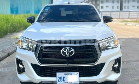Buy Used Toyota Hilux White Car in Chbar Mon in Kampong Speu Province
