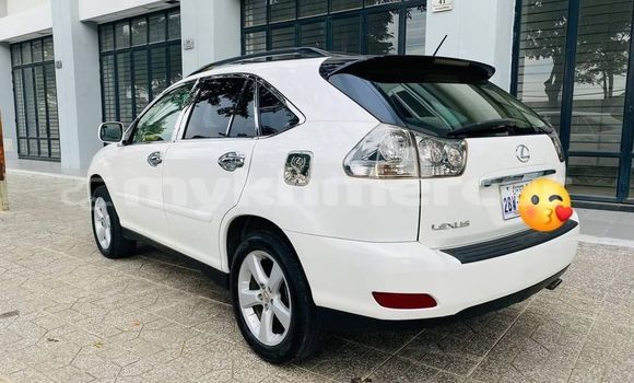 Buy Used Toyota Altezza White Car in Chbar Mon in Kampong Speu Province Buy Used Toyota Altezza White Car in Chbar Mon in Kampong Speu Province