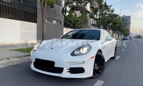 Buy Used Porsche Panamera White Car in Phnom Penh in Phnom Penh