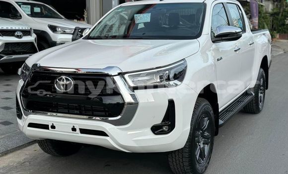 Buy Used Toyota Hiluxe Revo White Car in Chbar Mon in Kampong Speu Province Buy Used Toyota Hiluxe Revo White Car in Chbar Mon in Kampong Speu Province