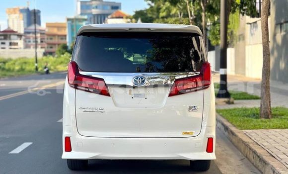 Buy Used Toyota Alphard White Car in Chbar Mon in Kampong Speu Province Buy Used Toyota Alphard White Car in Chbar Mon in Kampong Speu Province