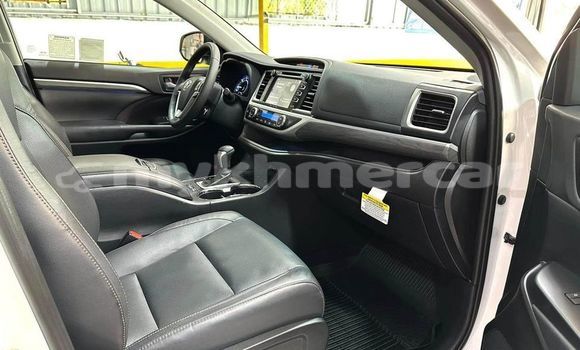Buy Used Toyota Highlander White Car in Chbar Mon in Kampong Speu Province Buy Used Toyota Highlander White Car in Chbar Mon in Kampong Speu Province