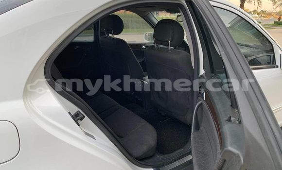 Acheter Occasion Voiture Mercedes-Benz C-Classe Blanc à Chbar Mon, Kampong Speu Province Acheter Occasion Voiture Mercedes-Benz C-Classe Blanc à Chbar Mon, Kampong Speu Province