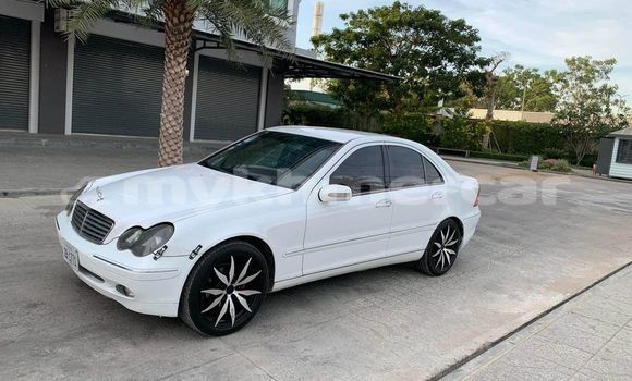 Acheter Occasion Voiture Mercedes-Benz C-Classe Blanc à Chbar Mon, Kampong Speu Province Acheter Occasion Voiture Mercedes-Benz C-Classe Blanc à Chbar Mon, Kampong Speu Province