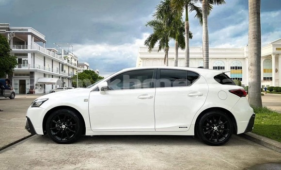 Buy Used Toyota Altezza White Car in Battambang in Battambang Province Buy Used Toyota Altezza White Car in Battambang in Battambang Province