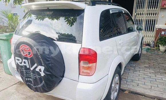Buy Used Toyota RAV4 White Car in Cheom Ksan in Preah Vihear Province Buy Used Toyota RAV4 White Car in Cheom Ksan in Preah Vihear Province