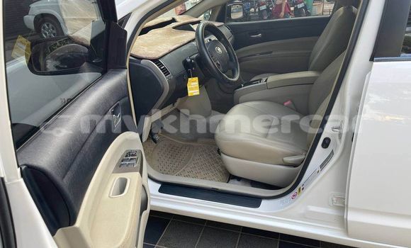 Buy Used Toyota Prius White Car in Dăm Thnăm in Kampot Province Buy Used Toyota Prius White Car in Dăm Thnăm in Kampot Province