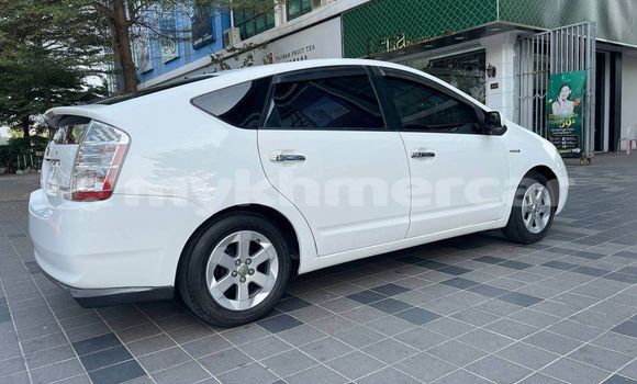 Buy Used Toyota Prius White Car in Dăm Thnăm in Kampot Province Buy Used Toyota Prius White Car in Dăm Thnăm in Kampot Province