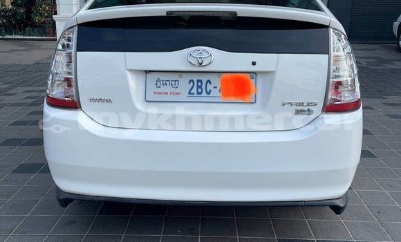 Buy Used Toyota Prius White Car in Dăm Thnăm in Kampot Province Buy Used Toyota Prius White Car in Dăm Thnăm in Kampot Province