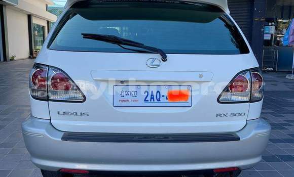 Buy Used Lexus CT White Car in Chbar Mon in Kampong Speu Province Buy Used Lexus CT White Car in Chbar Mon in Kampong Speu Province