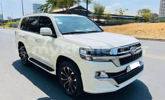 Buy Used Toyota Land Cruiser Prado White Car in Amleang in Kampong Speu Province Buy Used Toyota Land Cruiser Prado White Car in Amleang in Kampong Speu Province
