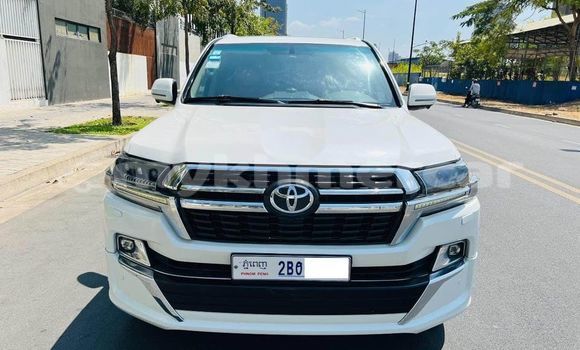 Buy Used Toyota Land Cruiser Prado White Car in Amleang in Kampong Speu Province Buy Used Toyota Land Cruiser Prado White Car in Amleang in Kampong Speu Province