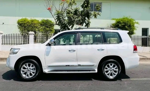 Buy Used Toyota Land Cruiser White Car in Chbar Mon in Kampong Speu Province Buy Used Toyota Land Cruiser White Car in Chbar Mon in Kampong Speu Province
