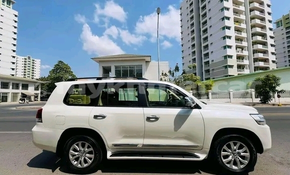 Buy Used Toyota Land Cruiser White Car in Chbar Mon in Kampong Speu Province Buy Used Toyota Land Cruiser White Car in Chbar Mon in Kampong Speu Province