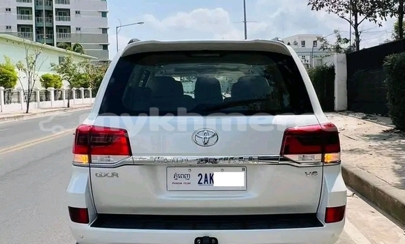 Buy Used Toyota Land Cruiser White Car in Chbar Mon in Kampong Speu Province Buy Used Toyota Land Cruiser White Car in Chbar Mon in Kampong Speu Province