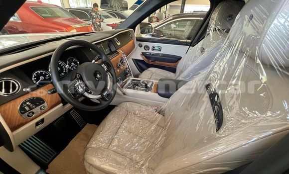 Buy Used Rolls-Royce Camargue White Car in Chbar Mon in Kampong Speu Province Buy Used Rolls-Royce Camargue White Car in Chbar Mon in Kampong Speu Province