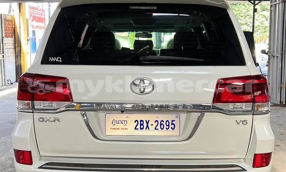Buy Used Toyota Land Cruiser White Car in Chbar Mon in Kampong Speu Province Buy Used Toyota Land Cruiser White Car in Chbar Mon in Kampong Speu Province