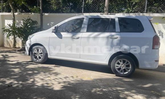 Buy Used Toyota IST White Car in Battambang in Battambang Province Buy Used Toyota IST White Car in Battambang in Battambang Province