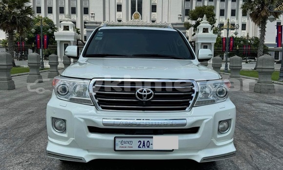 Buy Used Toyota Land Cruiser White Car in Phnom Penh in Phnom Penh Buy Used Toyota Land Cruiser White Car in Phnom Penh in Phnom Penh