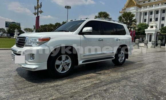 Buy Used Toyota Land Cruiser White Car in Phnom Penh in Phnom Penh Buy Used Toyota Land Cruiser White Car in Phnom Penh in Phnom Penh