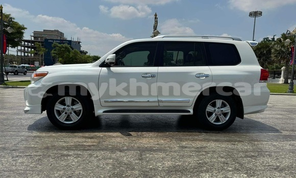 Buy Used Toyota Land Cruiser White Car in Phnom Penh in Phnom Penh Buy Used Toyota Land Cruiser White Car in Phnom Penh in Phnom Penh