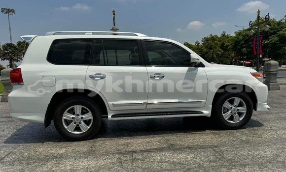 Buy Used Toyota Land Cruiser White Car in Phnom Penh in Phnom Penh Buy Used Toyota Land Cruiser White Car in Phnom Penh in Phnom Penh