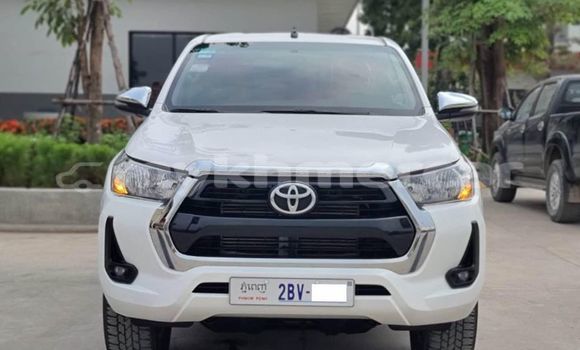 Buy Used Toyota Hiluxe Revo White Car in Battambang in Battambang Province Buy Used Toyota Hiluxe Revo White Car in Battambang in Battambang Province