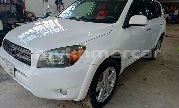 Acheter Occasion Voiture Toyota RAV4 Rouge à Banlung, Ratanakiri Province Acheter Occasion Voiture Toyota RAV4 Rouge à Banlung, Ratanakiri Province