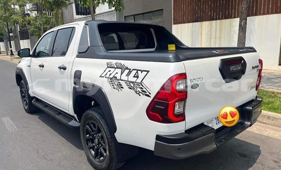 Buy Used Toyota Hilux White Car in Banteay Meanchey in Banteay Meanchey Province Buy Used Toyota Hilux White Car in Banteay Meanchey in Banteay Meanchey Province