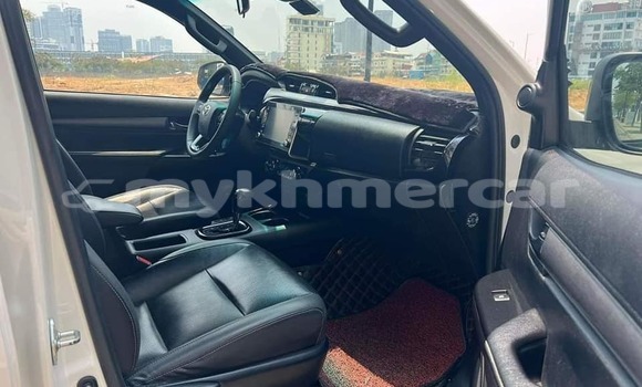 Buy Used Toyota Hilux White Car in Banteay Meanchey in Banteay Meanchey Province Buy Used Toyota Hilux White Car in Banteay Meanchey in Banteay Meanchey Province