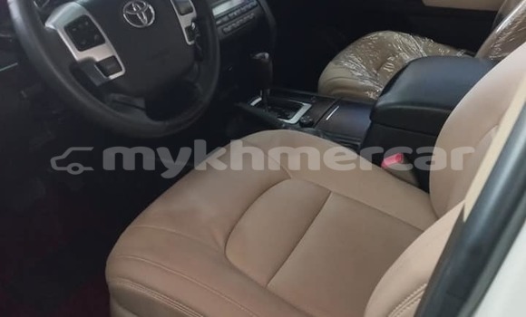 Buy Used Toyota Land Cruiser White Car in Battambang in Battambang Province Buy Used Toyota Land Cruiser White Car in Battambang in Battambang Province