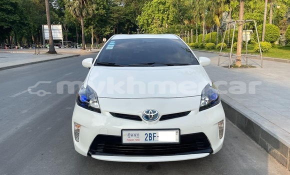 Buy Used Toyota Prius White Car in Phnom Penh in Phnom Penh Buy Used Toyota Prius White Car in Phnom Penh in Phnom Penh