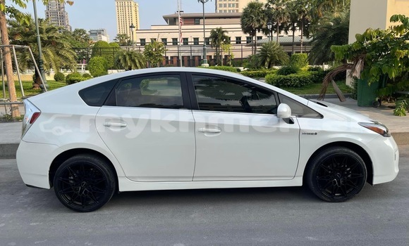 Buy Used Toyota Prius White Car in Phnom Penh in Phnom Penh Buy Used Toyota Prius White Car in Phnom Penh in Phnom Penh