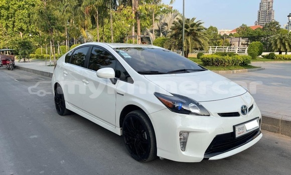 Buy Used Toyota Prius White Car in Phnom Penh in Phnom Penh Buy Used Toyota Prius White Car in Phnom Penh in Phnom Penh