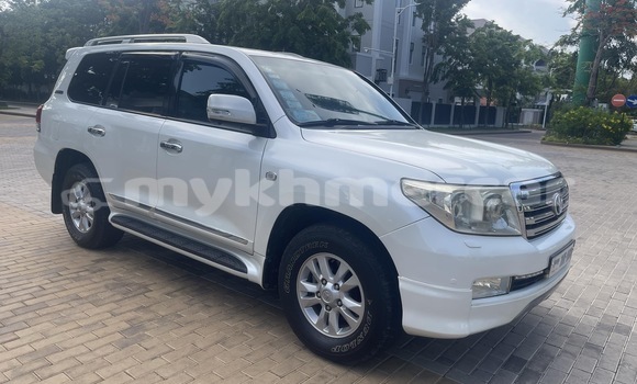 Buy Used Toyota Land Cruiser White Car in Phnom Penh in Phnom Penh Buy Used Toyota Land Cruiser White Car in Phnom Penh in Phnom Penh