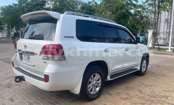 Buy Used Toyota Land Cruiser White Car in Phnom Penh in Phnom Penh Buy Used Toyota Land Cruiser White Car in Phnom Penh in Phnom Penh