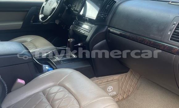 Buy Used Toyota Land Cruiser White Car in Phnom Penh in Phnom Penh Buy Used Toyota Land Cruiser White Car in Phnom Penh in Phnom Penh