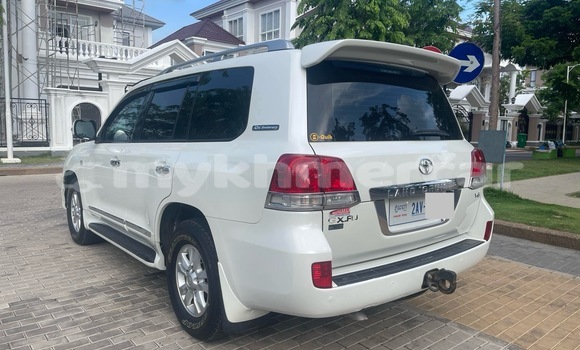 Buy Used Toyota Land Cruiser White Car in Phnom Penh in Phnom Penh Buy Used Toyota Land Cruiser White Car in Phnom Penh in Phnom Penh