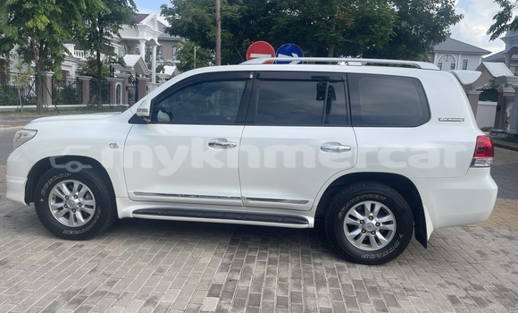 Buy Used Toyota Land Cruiser White Car in Phnom Penh in Phnom Penh Buy Used Toyota Land Cruiser White Car in Phnom Penh in Phnom Penh