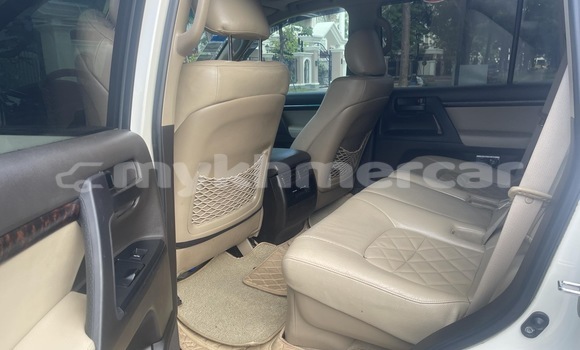 Buy Used Toyota Land Cruiser White Car in Phnom Penh in Phnom Penh Buy Used Toyota Land Cruiser White Car in Phnom Penh in Phnom Penh