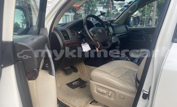Buy Used Toyota Land Cruiser White Car in Phnom Penh in Phnom Penh Buy Used Toyota Land Cruiser White Car in Phnom Penh in Phnom Penh