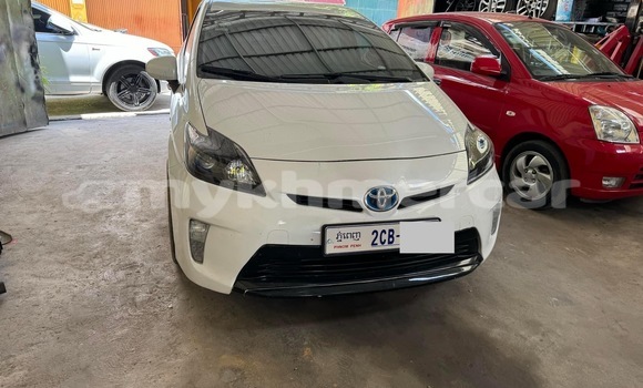 Buy Used Toyota Prius White Car in Phnom Penh in Phnom Penh Buy Used Toyota Prius White Car in Phnom Penh in Phnom Penh
