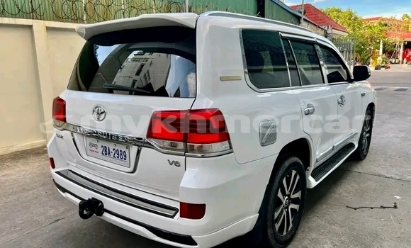 Acheter Occasion Voiture Toyota Land Cruiser Blanc à Bavet, Svay Rieng Province Acheter Occasion Voiture Toyota Land Cruiser Blanc à Bavet, Svay Rieng Province