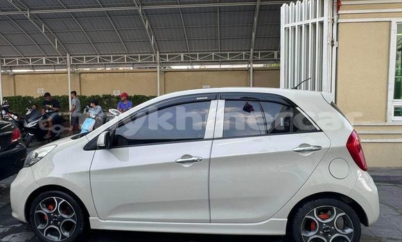 Acheter Occasion Voiture Kia Morning Blanc à Cheom Ksan, Preah Vihear Province Acheter Occasion Voiture Kia Morning Blanc à Cheom Ksan, Preah Vihear Province